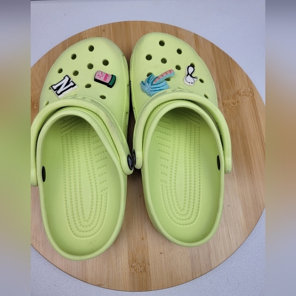 CROCS CLASSIC NEON GREEN WOMEN'S FLAT CLOG SIZE 6 - Picture 4 of 11